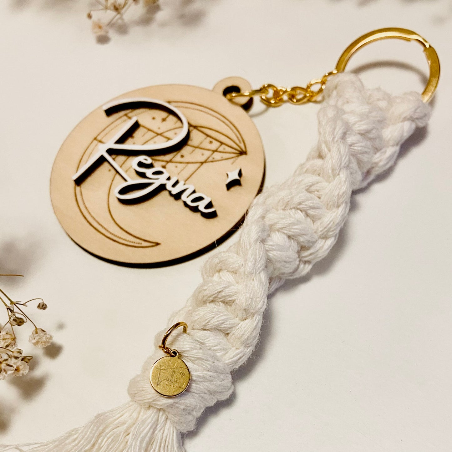 Llavero de madera personalizado con colgante de macramé