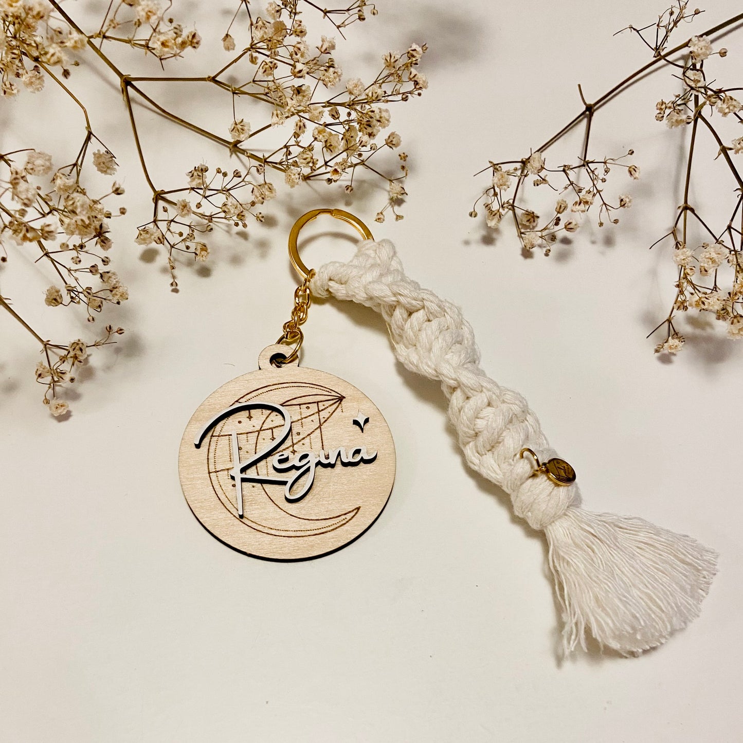 Llavero de madera personalizado con colgante de macramé