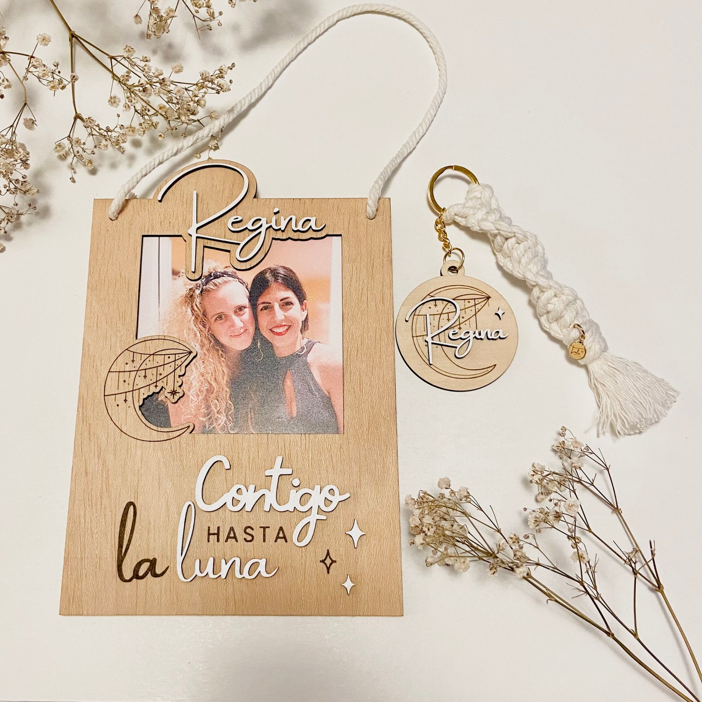 Llavero de madera personalizado con colgante de macramé