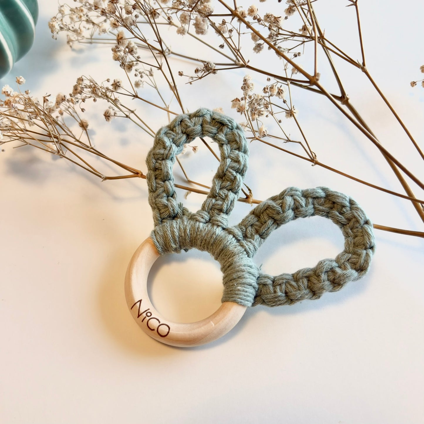 Mordedor de macramé con anilla de madera personalizada