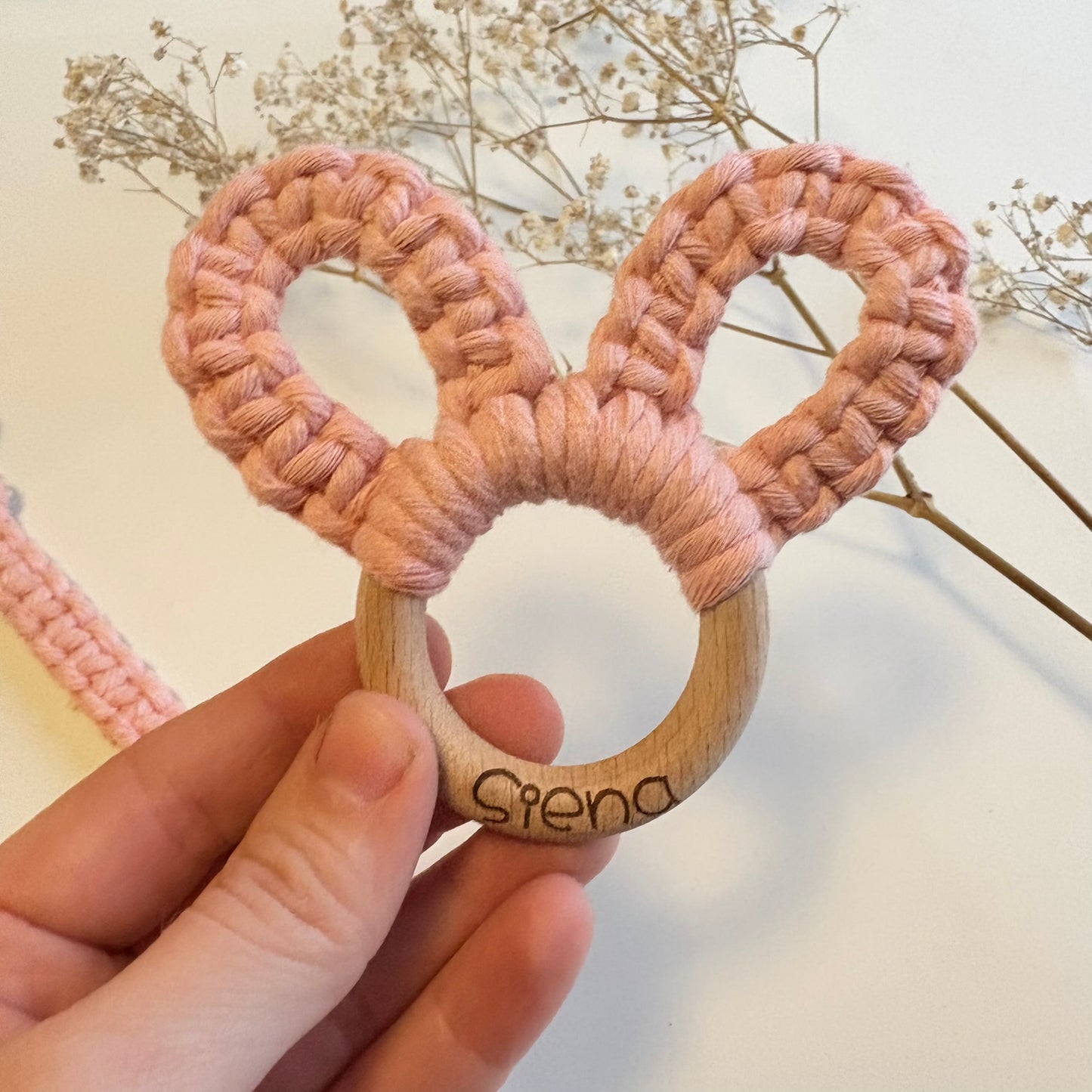 Mordedor de macramé con anilla de madera personalizada